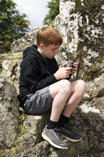 Genç çocuk akıllı telefonunu dışında kullanma