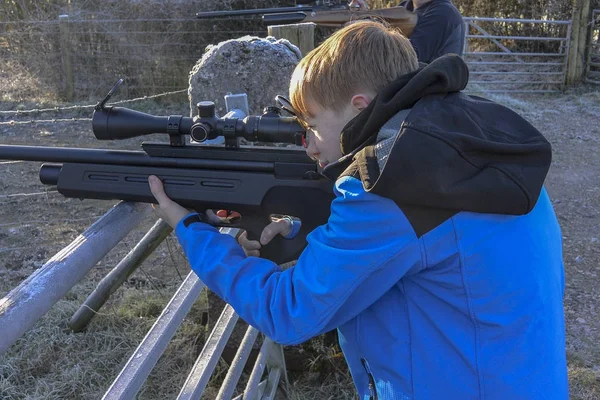 Havalı tüfek ile çekim genç bir çocuğun yakın çekim