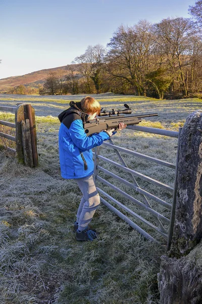 Havalı tüfek (portre çekim genç çocuk)