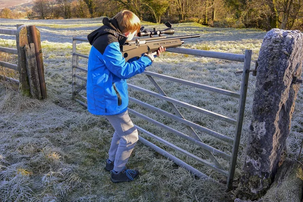 Havalı tüfek ile çekim genç çocuk