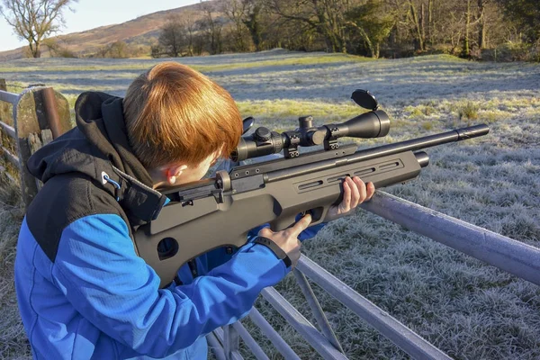 Yakın çekim genç çocuğun havalı tüfek (yatay çekim)