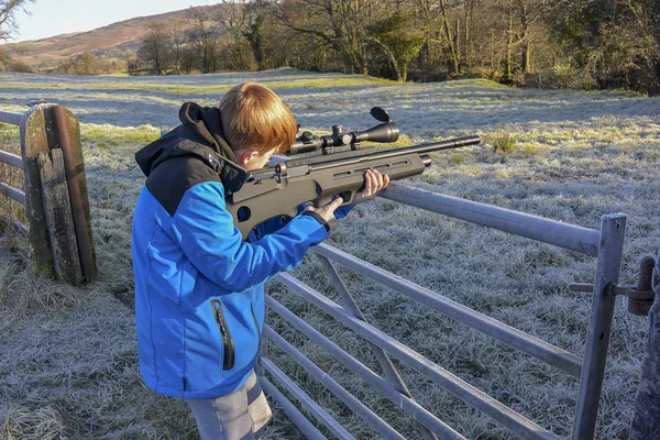 Genç çocuk havalı tüfek (yatay çekim)
