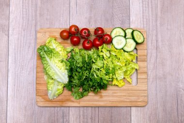 Sağlıklı sebze, marul, domates, salatalık