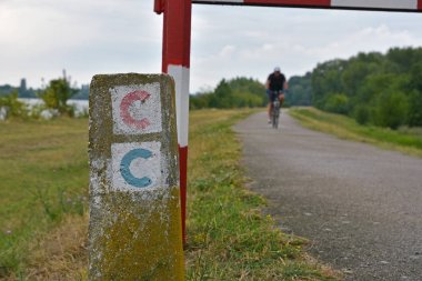 Kırmızı ve mavi işareti