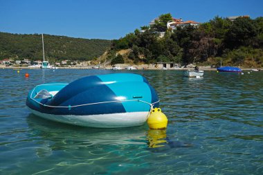 denizde sarı şamandıra