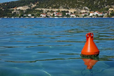 Kırmızı şamandıra ve bir deniz