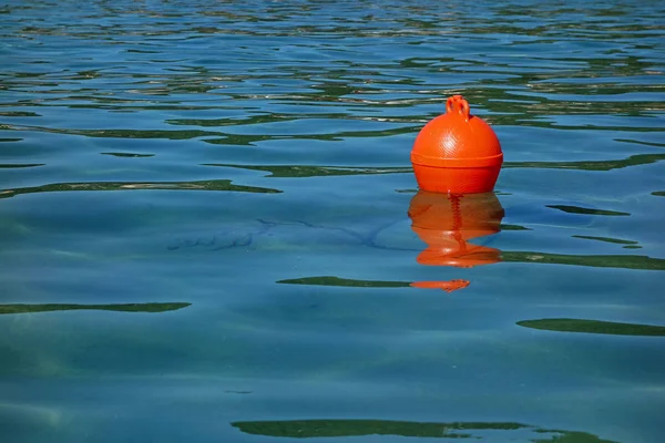 Bóia vermelha e um mar — Fotografia de Stock