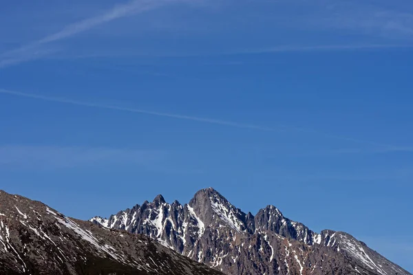 Schneebedeckte Gipfel Der Felsen Und Der Blaue Himmel — Stockfoto