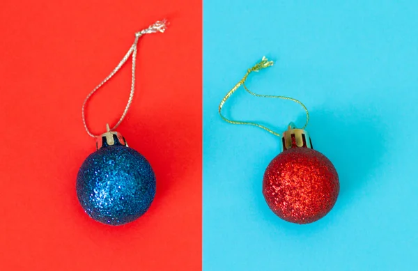 Dos Bolas Año Nuevo Color Papel Azul Rojo Juguetes Navidad — Foto de Stock