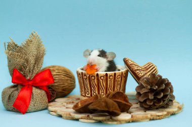 Kil bardaktaki sevimli fare süslemelerle çevrili.