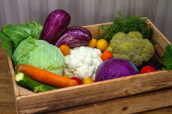 Verduras Frescas Col Zanahorias Calabacín Berenjena Tomates Una Caja Madera —  Fotos de Stock