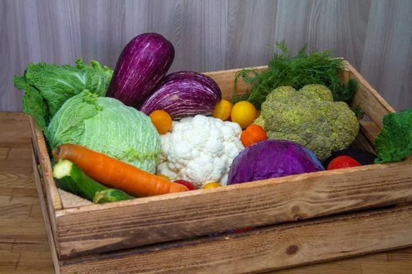 Färska Grönsaker Kål Morötter Zucchini Aubergine Och Tomater Trälåda Butiken — Stockfoto