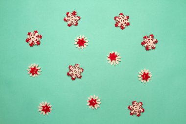Nane arkaplanda keçeden yapılmış kar taneleri. Noel konsepti. Mutlu yıllar 2020! Neşeli arkaplan.