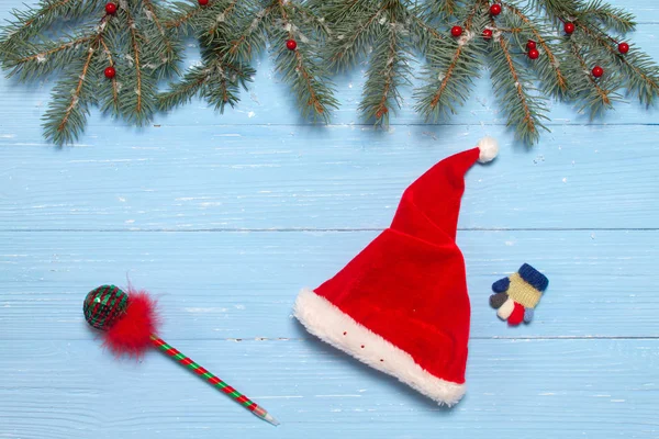 Ahşap Mavi Arka Planda Noel Baba Şapkası Yeni Yıl Noel — Stok fotoğraf
