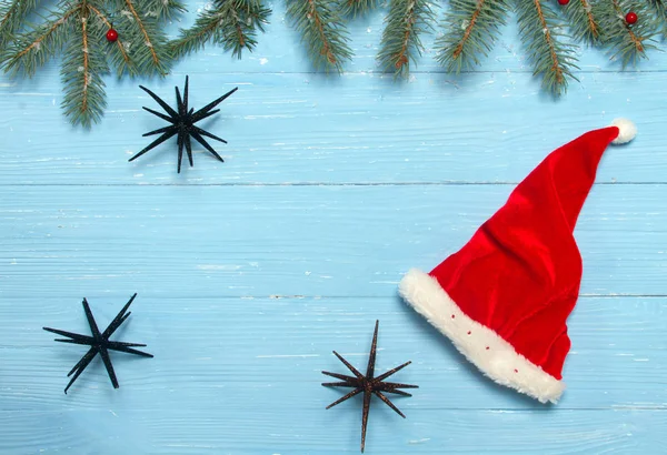Шляпа Санта Клауса Деревянном Синем Фоне Новый Год Рождество — стоковое фото