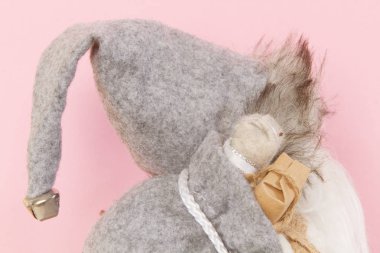 Pembe arka planda Noel Baba. Yeni yıl, Noel ve doğum günü konsepti.