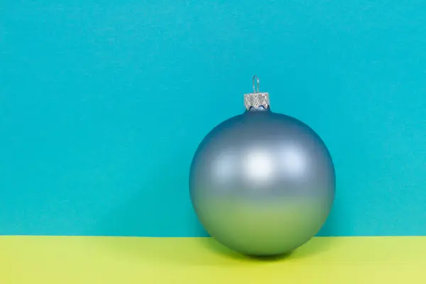 Composición Año Nuevo Bola Azul Navideña Sobre Fondo Azul Navidad — Foto de Stock