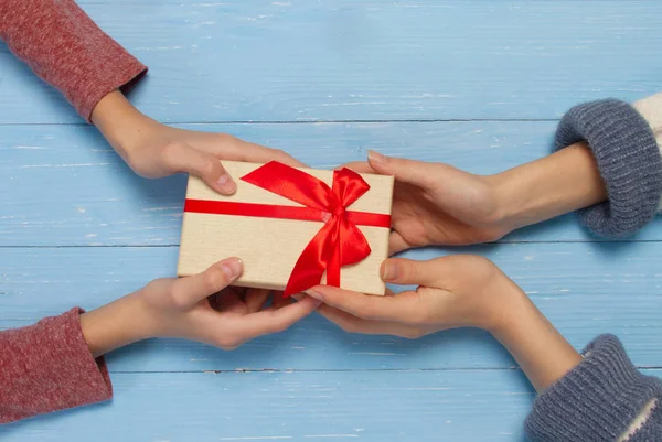 Una Novia Otro Regalo Una Caja Con Lazo Rojo Navidad — Foto de Stock