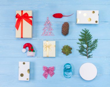 Kış Yeni Yıl ve Noel geçmişi. Hediye kutuları, oyuncak fare, ağaç, tahta mavi arka planda selvi dalı. Tatil kavramı