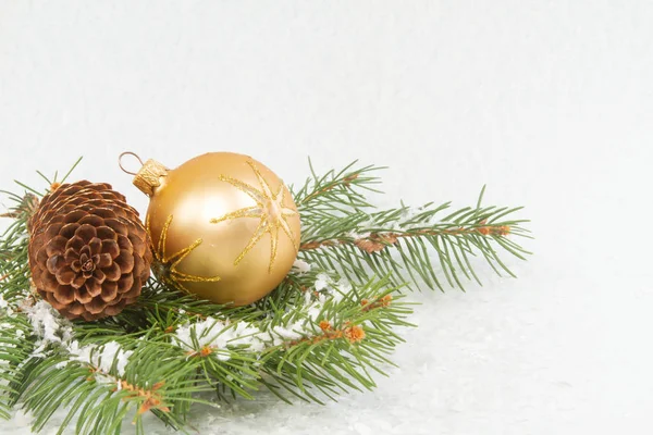 Bolas Brillantes Del Árbol Navidad Brillante Una Rama Dorada Las — Foto de Stock