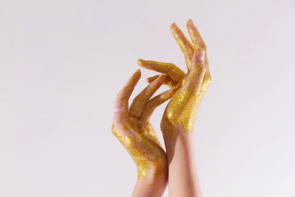 Mãos Femininas Brilhos Dourados Mãos Cintilantes Sobre Fundo Leve — Fotografia de Stock