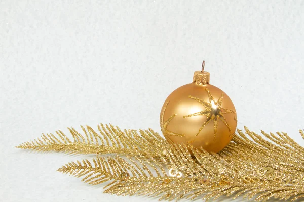 Brilhante Espumante Bolas Árvore Natal Ramo Dourado Decorações Inverno Tradicionais — Fotografia de Stock