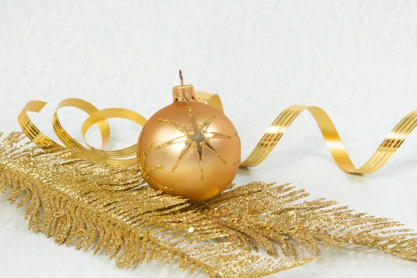 Bolas Brillantes Del Árbol Navidad Brillante Una Rama Dorada Las — Foto de Stock
