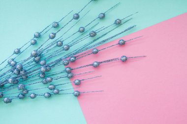 Böğürtlenli dallar ve arka planda parlak bir yaprak. Yeni yıl ve Noel konsepti. Mesaj için yer. Boş boşluk.