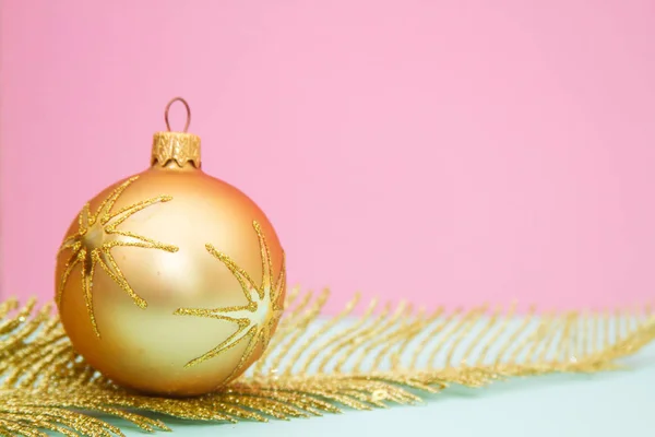 Bola Navidad Dorada Sobre Una Rama Brillante Sobre Fondo Rosa — Foto de Stock