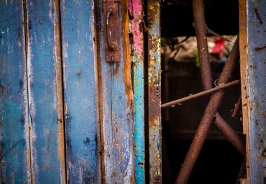 Eski kapısı olan terk edilmiş bir ev.