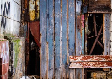 Eski kapısı olan terk edilmiş bir ev.