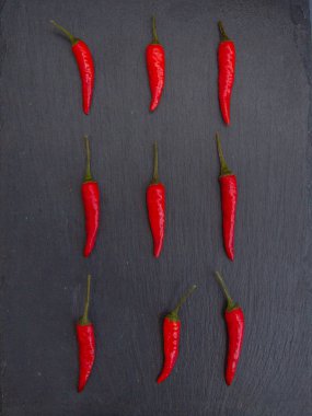 Siyah sayfada kırmızı biberler 