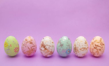 Paskalya yumurtaları altın sarısı ve parlak pembe bir arka plan.. 