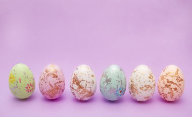 Paskalya yumurtaları altın sarısı ve parlak pembe bir arka plan.. 