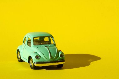 Kiev, Ukrayna - Nisan 26.19 Sarı arka planda mavi oyuncak araba.