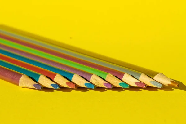 黄色の背景の色鉛筆 — ストック写真