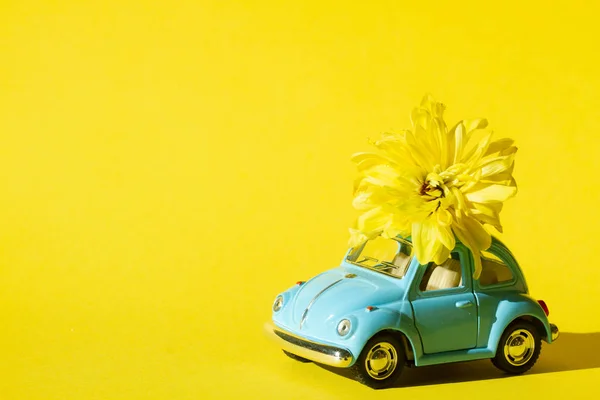 Kiev Ukraine April Blaues Retro Spielzeugauto Mit Einem Blumenstrauß Auf — Stockfoto