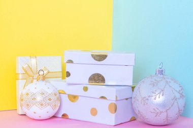 Renkli pastel arka planda beyaz bir hediye kutusu. Noel, yeni yıl ve doğum günü konsepti. Metin için boş boşluk. 