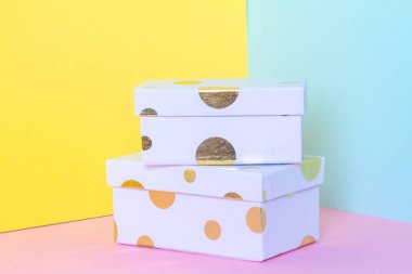 Renkli pastel arka planda beyaz hediye kutuları. Altın yapay Noel ağacı. Yeni yıl ve doğum günü konsepti. Metin için boş boşluk