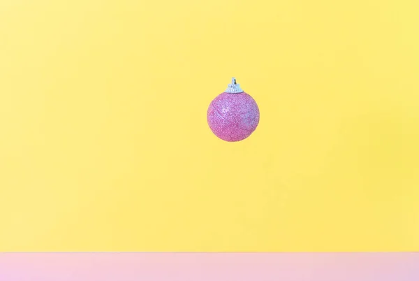Roze Matte Kerstbal Gele Roze Achtergrond Samenstelling Nieuwjaars Verjaardagsconcept Lege — Stockfoto