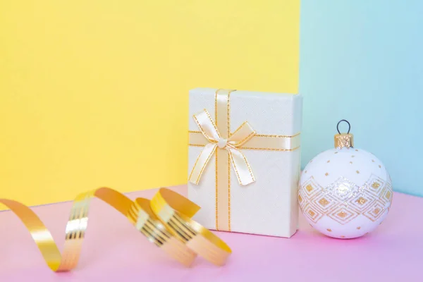 Caja Regalo Blanca Con Lazo Una Bola Navidad Sobre Fondo — Foto de Stock