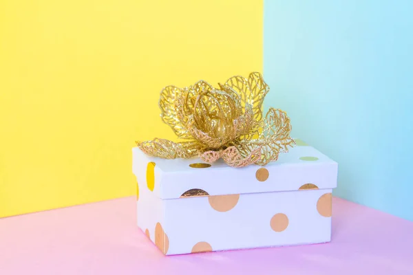 白色礼品盒 背景色彩艳丽 有蝴蝶结 新年和生日的概念 空白的文字空间 — 图库照片