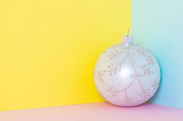 Bola Navidad Cristal Esmerilado Blanco Sobre Fondo Azul Amarillo Composición — Foto de Stock