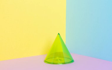 Geometrik figür - hafif bir pastel arkaplan üzerinde koni. 