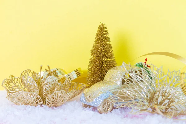 Decorações Ano Novo Ouropel Uma Árvore Ouro Neve Artificial Branca — Fotografia de Stock
