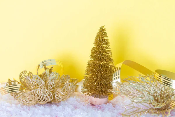 Nyår Dekorationer Och Tinsel Ett Gyllene Träd Vit Konstgjord Snö — Stockfoto