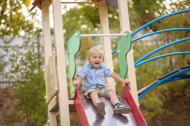 Engelli bir çocuğun günlük hayatı. Down Sendromlu bir çocuk oyun alanında oynuyor. Kromozom ve genetik bozukluk..