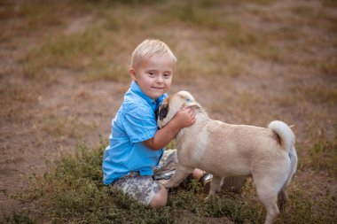 Engelli bir çocuğun günlük hayatı. Down sendromlu bir çocuk köpeklerle oynar. Kromozom ve genetik bozukluk..