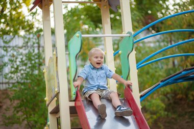 Engelli bir çocuğun günlük hayatı. Down Sendromlu bir çocuk oyun alanında oynuyor. Kromozom ve genetik bozukluk..