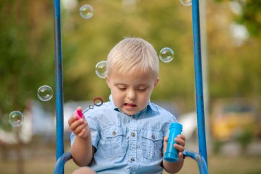 Engelli bir çocuğun günlük hayatı. Down Sendromlu bir çocuk oyun alanında oynuyor. Kromozom ve genetik bozukluk..